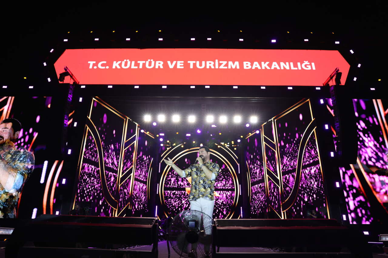 Konya’da binlerce kişi meydana koştu! Serkan Kaya konseri geceye damga vurdu 4